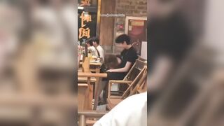 Nứng quá em bú cu anh ngay trong nhà hàng