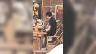 Nứng quá em bú cu anh ngay trong nhà hàng