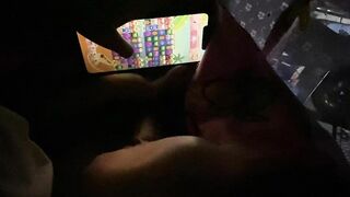 mải chơi game nhưng em vẫn không quên nhiệm vụ
