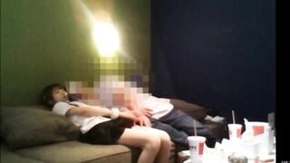 Thấy em học sinh đang ngồi nghỉ trưa một mình liền vào dụ dỗ gạ chịch em nó tung lồn