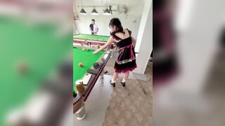 Đánh bia gặp phải em nhân viên dâm không mặc đồ lót lén xem