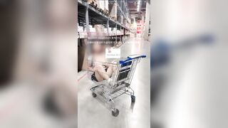 Cô gái khoe lồn nơi công cộng 12