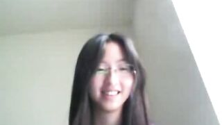 Em đeo kính thủ dâm
