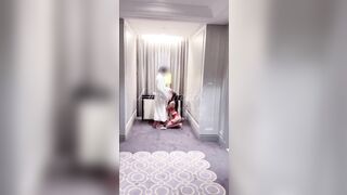 Có video Chịch Em Người Yêu Trong Bộ Đồ Dâm Đỏ Rực Trên Hành Lang Khách Sạn