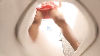 Đi Tiểu Rồi Thủ Dâm Luôn Trong Nhà Vệ Sinh Công Cộng P15