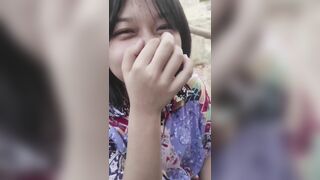 Móc bím em mà cứ cười phớ lớ