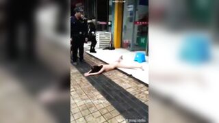 Em gái bị lột đồ tập bơi giữa đường