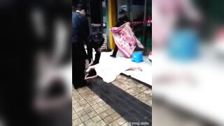 Em gái bị lột đồ tập bơi giữa đường