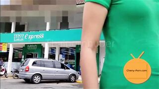 gạ mãi em nhân viên siêu thị mới cho đút cặc vào chiếc lồn lông đen sì