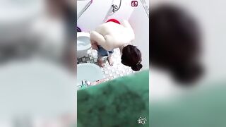 Chị dâu vú khủng tắm