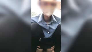 Pé My đái bậy trong vườn