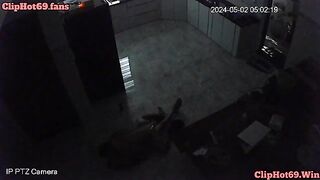 Bố dượng đag dí con chị thì con em đi ra