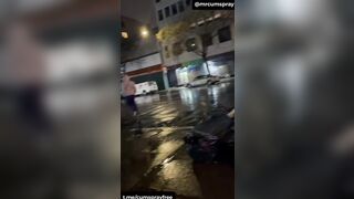 Bắn lén lên mông e gái