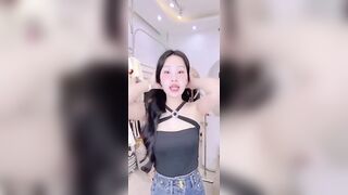Lộ vú khi đang live bán hàng