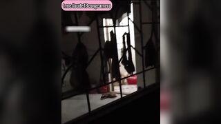 Em hàng xóm tắm k đóng cửa