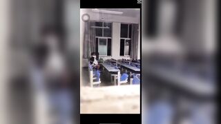 Móc bím em gái trong vệ sinh
