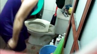 Cha dượng đặt camera quay lén con gái riêng của vợ tắm