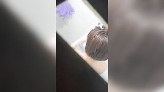 Quay lén bạn của em gái đi tắm p2