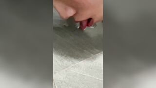 Liếm nước đái trong nhà tắm
