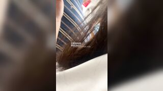 Bắt gặp em gái mặc váy vàng bị sờ soạng mó ngay trên tàu điện