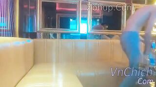 Đi karaoke với con ghệ nứng quá đè ra chịch ngay trong phòng luôn cho máu