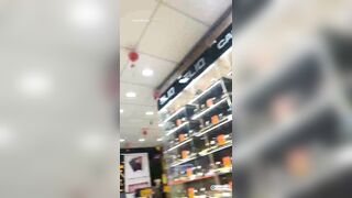 Quay lén dưới váy của e nhân viên TGDĐ xinh đẹp,sao quần lót ướt vậy em?