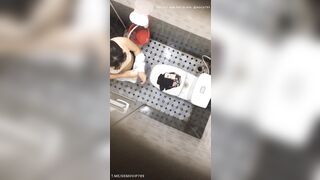Trèo lên nóc phòng vệ sinh quay lén nhỏ e họ vừa đi học về thay đồ