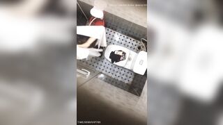 Trèo lên nóc phòng vệ sinh quay lén nhỏ e họ vừa đi học về thay đồ