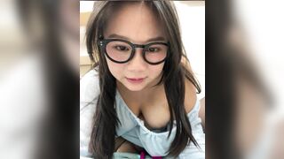 Mặt dâm đeo kính vú to lồn múp lắm lông bú cu giả thủ dâm rên la kích thích