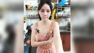 Gái dâm hàng ngon vừa nấu ăn vừa thủ dâm kích thích siêu dâm