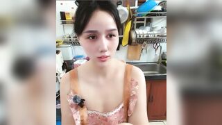 Gái dâm hàng ngon vừa nấu ăn vừa thủ dâm kích thích siêu dâm