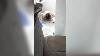 Quay lén em gái kế trọ rửa lồn tắm xíu bị phát hiện
