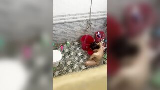 Quay lén em gái có bầu tắm