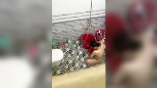 Quay lén em gái có bầu tắm