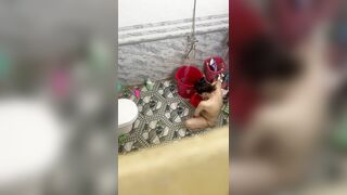 Quay lén em gái có bầu tắm