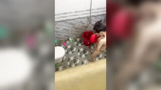 Quay lén em gái có bầu tắm