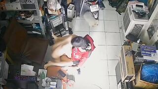 Lén lút đụ em vợ ngay tiệm điện lạnh đang làm việc