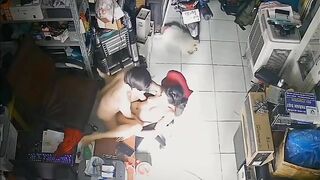 Lén lút đụ em vợ ngay tiệm điện lạnh đang làm việc