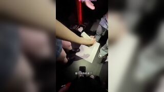 Mistress đái lên lồn salve trong nhà vệ sinh công cộng