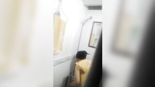Quay clip em gái thay đồ