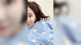 Em teen mới lớn thả dáng show hàng trước gương 2