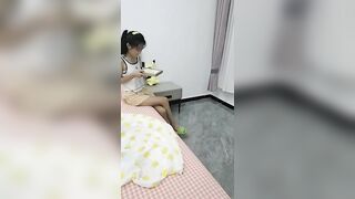 Clip em gái đeo bịt mắt mặc đồ trắng làm chuyện ấy cực hăng trong phòng ngủ