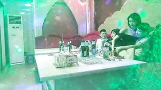 2ng đàn ô cùng 2 cô nv trẻ KTV sau khi nhậu và hát xog,họ đã đụ tập thể trên sofa