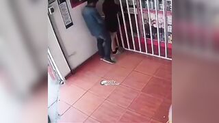 Xuất tinh  vào người lạ ở nơi công cộng