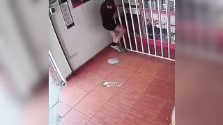 Xuất tinh  vào người lạ ở nơi công cộng