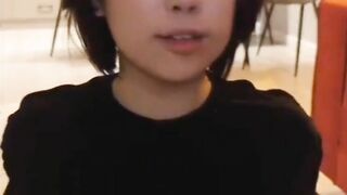 Gái dễ thương tự bú vú trên live stream