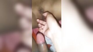 Em tay vịn vừa địt vừa gọi điện tâm sự cho người yêu