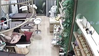 Bác sĩ đụ vợ luôn khi sang khám chân vợ