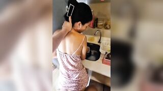 Shipper đụ vợ khi vợ đang nấu ăn