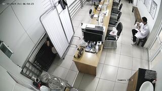 Hack cam y tá thay đồ trong bệnh viện